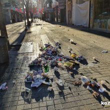 image-280221 kozan.gr: Ώρα 08:00 π.μ.: “Βομβαρδισμένο” τοπίο, από σκουπίδια, ο κεντρικός πεζόδρομος της Κοζάνης – Οι υπηρεσίες καθαριότητας του Δήμου Κοζάνης δουλεύουν πυρετωδώς ώστε μέσα σε λίγη ώρα να είναι απόλυτα καθαρός (Φωτογραφίες)