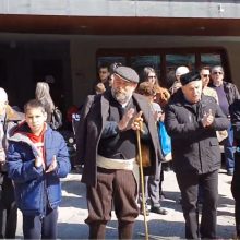 image-280248 kozan.gr: Οι άνθρωποι των φανών βγήκαν λίγο μετά τη 1 το μεσημέρι της Κυριακής 1/3 στην κατάμεστη από κόσμο κεντρική πλατεία Κοζάνης κι άναψαν όλοι μαζί ένα κοινό φανό τραγουδώντας “”Εβγάτε αγόρια στο χορό” (Bίντεο σε HD ποιότητα)