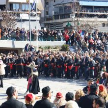 image-280261 kozan.gr: Δείτε 60 φωτογραφίες και βίντεο 22′ ποιότητας HD από τη σημερινή κοινή εμφάνιση ανθρώπων των Φανών, στη Κεντρική πλατεία Κοζάνης, το μεσημέρι της Κυριακής της Μεγάλης Αποκριάς