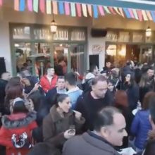 image-280363 kozan.gr: Ώρα 18:25 – 18:40: Γεμάτη από κόσμο η πόλη της Κοζάνης λίγο πριν την αποκορύφωση της Αποκριάς (Bίντεο 9′)