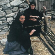 image-281134 Ιστορίες δεμένες με κλωστή – Ο σκηνοθέτης Δημήτρης Κουτσιαμπασάκος αξιοποιεί στο σενάριό του πλάνα ενός σουηδικού ντοκιμαντέρ που γυρίστηκε στη Βλάστη το 1970.