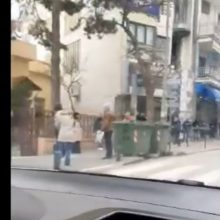 image-285823 kozan.gr: Ώρα 12:15 μ.μ.: Αρκετή κίνηση στο κέντρο της Κοζάνης, με μεγάλες “ουρές” έξω από τις τράπεζες (Βίντεο)