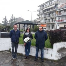 image-287813 Αντιπροσωπεία της Κ.Ο. Δυτικής Μακεδονίας ΚΚΕ, με αφορμή τη συμπλήρωση 53 χρόνων από την 21η Απρίλη του 1967, κατέθεσε λουλούδια στην πλατεία Συντάγματος Κοζάνης