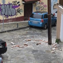 image-287848 kozan.gr: Κοζάνη: Είχαν Άγιο δύο συμπολίτες μας! Κατέρρευσε κομμάτι (τούβλα & σοβάδες) από εξωτερικό μέρος μπαλκονιού απ’ όροφο οικοδομής στην οδό Φιλίππου Αδαμαντίδου (Φωτογραφίες)