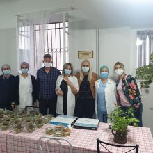 image-289136 Το εστιατόριο Tip Top σε συνεργασία με το κτήμα βιολογικών λαχανικών Bio ygeia στην Άνω Κώμη, προσέφεραν 100 μερίδες φαγητού και 100 σαλάτες στο νοσηλευτικό προσωπικό του Μαμάτσειου Νοσοκομείου Κοζάνης