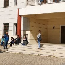image-289764 Oι εκπαιδευτικοί του Μουσικού Σχολείου Σιάτιστας συναντήθηκαν, στο χώρο του σχολείου, μετά από αρκετό καιρό, σύμφωνα και με τις οδηγίες του Υπουργείου Παιδείας – Τι λέει ο Διευθυντής (Bίντεο)