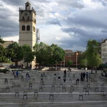 image-289798 kozan.gr: Ώρα 18:30: Τοποθετήθηκαν οι καρέκλες, στην κεντρική πλατεία της Κοζάνης, για τη δράση – διαμαρτυρία “Empty Chairs” που διοργανώνουν σήμερα στις 20:00 επιχειρήσεις εστίασης και διασκέδασης