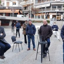 image-289813 kozan.gr: Στιγμιότυπα & δηλώσεις ιδιοκτητών καταστημάτων εστίασης – εκπροσώπων φορέων της αυτοδιοίκησης, στο πλαίσιο της σημερινής συμβολικής διαμαρτυρίας “Empty Chairs” στην κεντρική πλατεία της Κοζάνης (Βίντεο & Φωτογραφίες)