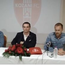 image-293261 kozan.gr: Αλέξανδρος Αδαμίδης: “Ξεκινάμε μια νέα προσπάθεια αναγέννησης του Φ.Σ. “Κοζάνη” – Φέτος 50 άτομα θα απασχολούνται ή θα έχουν σχέση με τη λειτουργία της ομάδας – Δε θέλουμε να κάνουμε μια ομάδα “ασανσέρ” – Το βασικό που πρέπει και θέλουμε να αναπτύξουμε είναι η εξωστρέφεια της ομάδας – Θα τη μετατρέψουμε από ένα αθλητικό σωματείο σ’ έναν αθλητικό οργανισμό – Θα έχουμε αμεση επαφή με τα δημοτικά και γυμνάσια της περιοχής” – Τι απάντησε ο Π. Καπετάνος για τη συνένωση που, τελικά, δεν έγινε με την ΑΕΠ