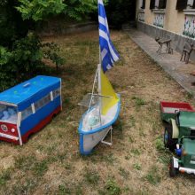 image-294516 kozan.gr: O συνταξιούχος συμπολίτης μας, από την Κοζάνη, Σ. Καραγιάννης δημιούργησε όμορφες κατασκευές, από αχρησιμοποίητα (πλέον) υλικά,τις οποίες και δώρισε στο 2ο Δημοτικό Παιδικό Σταθμό επί της οδού Μοναστηρίου (περιοχή νιάημερου), για να παίζουν και να χαίρονται τα παιδιά (Βίντεο & Φωτογραφίες)