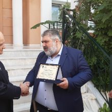 image-296135 kozan.gr: Tον 1ο καλλιτεχνικό Διευθυντή του Βαρβούτειου Δημοτικού Ωδείου Πτολεμαΐδας Βαλεντίνο Πατρικίδη τίμησε, το πρωί της Κυριακής 21/6, ο Δήμος Εορδαίας (Φωτογραφίες & Βίντεο)