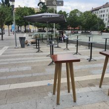 image-296970 kozan.gr: Τοποθετήθηκαν τα πρώτα τραπεζο-καθισματα στην κεντρική πλατεία της Κοζάνης από την πλευρά της οδού Παύλου Μελά