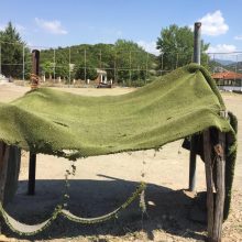 image-297245 kozan.gr: Οι μετανάστες της ξενοδοχειακής δομής στη Νεράιδα, όπου φιλοξενούνται, καθάρισαν κι έβαλαν πατέντες τέρματα για παίζουν τα μεταναστόπουλα στο γήπεδο 5×5 (Φωτογραφίες)