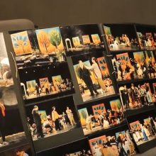 image-298380 Το αρχείο της θεατρικής ομάδας “Ταξιδευτές του θεάτρου” παρέδωσε στην Κοβεντάρειο Δημοτική Βιβλιοθήκη Κοζάνης η Γιάννα Γκουτζιαμάνη (Bίντεο)