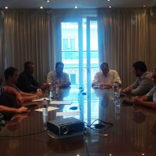image-299334 Ο κ. Κουκουλόπουλος ενημέρωσε τη διοίκηση και τα μέλη του Δ.Σ. του Επιμελητηρίου για την πρότασή του, με καθολική εφαρμογή του «Εξοικονομώ» σε 80.000 κτίρια της Περιφέρειας, καθιστώντας όλους τους κατοίκους της αυτοπαραγωγούς