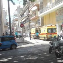 image-299795 Eπίθεση με τσεκούρι στην εφορία Κοζάνης: «Πήγε με σκοπό να σκοτώσει», λένε οι συγγενείς των τραυματιών – Τι λέει ο διευθυντής της ΔΟΥ που ακινητοποίησε το δράστη