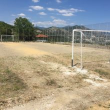 image-301370 kozan.gr: Με πρωτοβουλία του Δήμου Σερβίων, οι “πατέντες” τέρματα, στο γήπεδο 5×5 στην Νεράιδα, έγιναν κανονικά τέρματα για να παίζουν τα μεταναστόπουλα (Φωτογραφίες)
