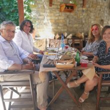 image-301868 kozan.gr: Οι Δήμαρχοι Σερβίων & Βοΐου, Ελευθερίου & Ζευκλής, μαζί με τις συζύγους τους, συνέφαγαν, το μεσημέρι της Κυριακής 2/8, σε ταβέρνα στη Σιάτιστα (Φωτογραφία)
