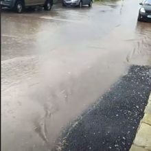 image-302270 Καπνοχώρι Κοζάνης: Παράπονα αναγνώστριας μετά την έντονη απογευματινή βροχόπτωση – χαλαζόπτωση: “Πλημμυρίσαμε! Τα νερά όλου του χωριού καταλήγουν σε 4-5 σπίτια του χωριού από το ύψος της παιδικής χαράς μέχρι την στροφή του δρόμου” (Βίντεο)