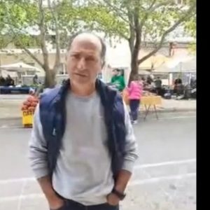 image-303646 kozan.gr: Εξοργισμένος με το δεκαήμερο κλείσιμο της λαϊκής αγοράς της Κοζάνης ο πρόεδρος των παραγωγών των κηπευτικών προϊόντων Χ. Σαββουλίδης – Πυρά κατά της Περιφερειακής Αρχής: “Τη λαϊκή τη χρησιμοποιούσαν μόνο σαν πολιτική πασαρέλα. Δεν μας νιώθουν. Ό,τι λένε για τον πρωτογενή τομέα είναι ψέμματα. Ως περιφερειακός σύμβουλος, από εδώ κι έπειτα, άρω οποιαδήποτε στήριξη παρείχα στην Περιφερειακή Αρχή. Είναι χειρότεροι από τους προηγούμενους”