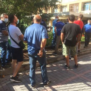image-304091 kozan.gr: 10λεπτο βίντεο από την παράσταση διαμαρτυρίας, έξω από το κτήριο της Π.Ε. Κοζάνης, που προχώρησαν σήμερα το πρωί οι παραγωγοί της λαϊκής αγοράς Κοζάνης με αφορμή την προσωρινή αναστολή λειτουργίας της κεντρική λαϊκής αγοράς (Αριστοτέλους), στην Κοζάνη, λόγω μη τήρησης μέτρων προστασίας για τον κορωνοϊό (Βίντεο & Φωτογραφίες)