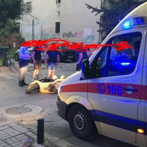 image-304225 kozan.gr: Tροχαίο ατύχημα στην διασταύρωση των οδών Ολ. Γεωργάκη & Επισκόπου Βενιαμίν στην Κοζάνη – Ενεπλάκησαν ένα Ι.Χ. αυτοκίνητο κι ένα μηχανάκι τύπου Scooter – Τραυματίστηκε ο οδηγός από το Scooter που μεταφέρθηκε με ασθενοφόρο του ΕΚΑΒ στο Μαμάτσειο νοσοκομείο Κοζάνης (Φωτογραφίες)