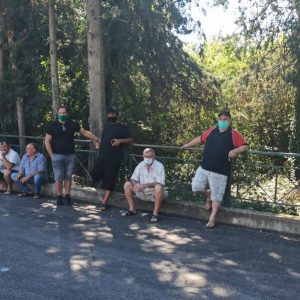 image-304264 kozan.gr: Η κεντρική λαϊκή αγορά της Κοζάνης δεν διεξήχθη, σήμερα Σάββατο, ωστόσο οι παραγωγοί είχαν συνάντηση με τον Αντιδήμαρχο Ανάπτυξης του Δήμου Κοζάνης Κ. Κυριακίδη ώστε να συζητήσουν και να ανταλλάξουν απόψεις για την ορθότερη τήρηση των μέτρων για τον κορωνοϊό, προκειμένου να μην επαναληφθεί ποτέ στο μέλλον αναστολή της λαϊκής αγοράς (Φωτογραφίες & Βίντεο)