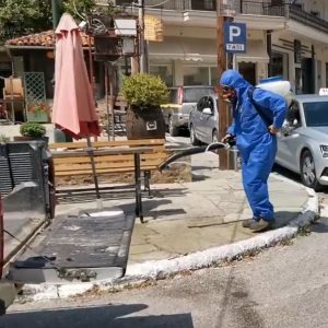 image-304643 Εξειδικευμένο συνεργείο πραγματοποιεί εργασίες προληπτικής απολύμανσης στην κεντρική πλατεία Σιάτιστας (Βίντεο)
