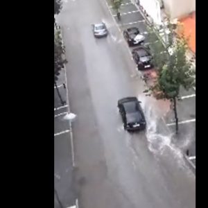image-304687 Bίντεο από την οδό Παύλου Μελά στην Κοζάνη, κατά τη διάρκεια της νεροποντής, που σημειώθηκε, λίγο μετά τις 19:20 το βράδυ της Τρίτης 25/8