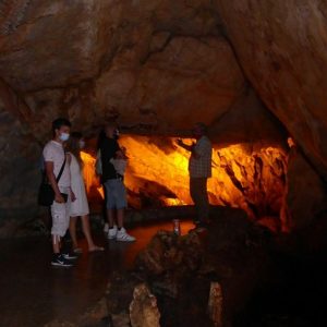 image-305132 Με πολλούς επισκέπτες επαναλειτουργεί εδώ και λίγες μέρες το εντυπωσιακό Σπήλαιο Δράκου στην Καστοριά