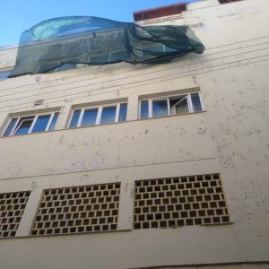 image-305881 kozan.gr: Πτώση σοβάδων, από την πίσω πλευρά του κτηρίου της Λέσχης Αξιωματικών Φρουράς Κοζάνης, στην οδό Ιπποκράτους, καταγγέλλουν περαστικοί αλλά κι οι επαγγελματίες οδηγοί ταξί (Bίντεο)