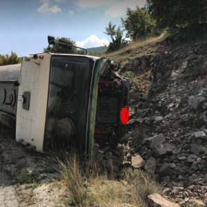 image-306667 kozan.gr: Σοβαρό τροχαίο ατύχημα έξω από τα Λιβερά Κοζάνης – Ανατράπηκε υδροφόρα – Στο νοσοκομείο ο οδηγός (Φωτογραφίες)