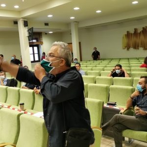 image-306946 kozan.gr: Φωνές κι έντονες διαμαρτυρίες από τους κατοίκους του Μαυροδενδρίου γιατί επιθυμούν να παρακολουθήσουν τη συνεδρίαση του Δημοτικού Συμβουλίου, που αφορά την εκμίσθωση δημοτικής έκτασης στο χωριό τους για την κατασκευή φωτοβολταϊκού, ωστόσο η συνεδρίαση διεξάγεται, λόγω covid19, κεκλεισμένων των θυρών και τους ζητήθηκε να μείνουν εκτός αίθουσας – Δείτε τι συνέβη (Βίντεο)