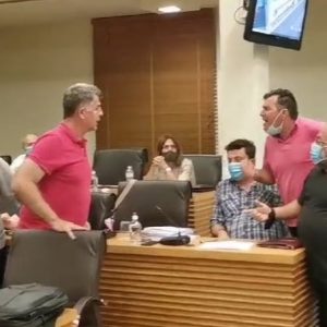 image-306958 kozan.gr: Απίστευτες εικόνες στο Δημοτικό Συμβούλιο Κοζάνης – Εκτός εαυτού ο Ε. Σημανδράκος έλεγε στους κατοίκους να κάτσουν κάτω – Έξαλλοι οι κάτοικοι μαζί του – Ματαιώθηκε η συνεδρίαση (Βίντεο)