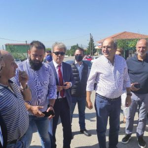 image-307043 kozan.gr: Ώρα 11:40 π.μ.: Έφτασε πριν από λίγο στην Ακρινή ο Υπουργός Περιβάλλοντος & Ενέργειας Κ. Χατζηδάκης – Η γκλίτσα που έκανε δώρο στον Κωστή Χατζηδάκη ο Κυριάκος Τσανακτσίδης (Φωτογραφίες & Βίντεο)