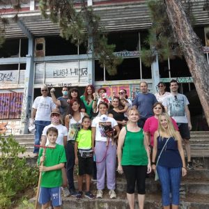 image-307217 kozan.gr:Συμπολίτες μας, προχώρησαν, σήμερα Κυριακή 13/9, σε μια αξιέπαινη πρωτοβουλία, καθαρίζοντας, από τα σκουπίδια, τον προαύλιο χώρο του πρώην ξενοδοχείου “Ξενία”στέλνοντας ένα μήνυμα “Σώστε τον Ξενία”(Βίντεο & Φωτογραφίες)