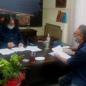 image-309874 Υπογραφή Σύμβασης για την προμήθεια και την τοποθέτηση αθλητικού δαπέδου και λοιπού βοηθητικού εξοπλισμού στην κλειστή αίθουσα άθλησης της Κοινότητας Τρανοβάλτου