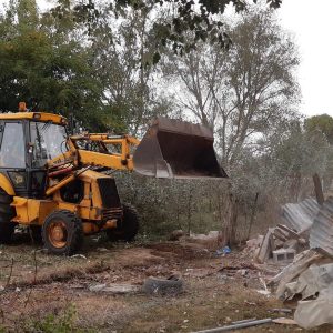 image-310692 kozan.gr: Με την προληπτική παρουσία αστυνομικής διμοιρίας η κατεδάφιση αυθαίρετων κτισμάτων στην περιοχή του οικισμού των Ρομά Πτολεμαΐδας (Φωτογραφίες & Βίντεο)