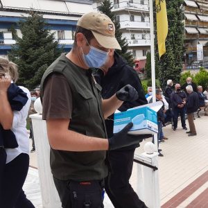 image-310926 kozan.gr: Χορήγηση μασκών από τη Δημοτική Αστυνομία Πτολεμαίδας σε όλους τους παρευρισκόμενους, έξω από την Αγ. Τριάδα, στην κηδεία του Λ. Λεσγίδη