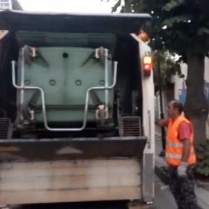 image-311315 kozan.gr: Πλύσεις και απολύμανση των κάδων απορριμμάτων στην πόλη της Πτολεμαΐδας, καθώς και στις Κοινότητες του Δήμου Εορδαίας πραγματοποιούνται, στο πλαίσιο του θεσμού της βδομάδας της γειτονιάς (Βίντεο)