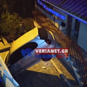 image-311690 Βέροια: Απίστευτο τροχαίο – Ι.Χ. αυτοκίνητο κατέληξε στο μπαλκόνι σπιτιού