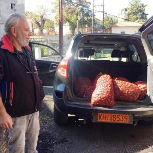 image-312674 Δωρεά κάστανων από τον κ. Γ. Βλάχο στον Δήμο Σερβίων για τις άπορες οικογένειες