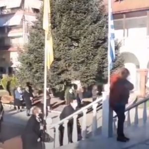 image-313137 kozan.gr: Ώρα 09:25: Η εικόνα έξω από τον Ιερό Ναό Αγ. Τριάδος στην Πτολεμαίδα – Άδειος ο ναός με έως κι 9 άτομα στο εσωτερικό του, λόγω των προβλεπόμενων περιοριστικών μέτρων (Βίντεο)
