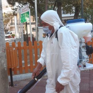 image-313149 kozan.gr: Ειδικά συνεργεία του Δήμου Εορδαίας, από χθες Σάββατο στα χωριά και σήμερα Κυριακή στην πόλη της Πτολεμαίδας, πραγματοποιούν σε διάφορα σημεία ψεκασμούς απολύμανσης εξωτερικών χώρων (Βίντεο)
