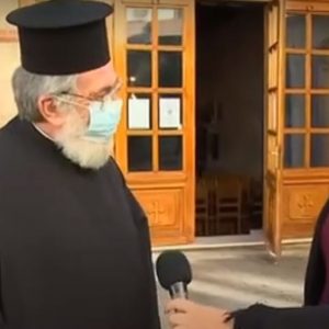 image-313158 kozan.gr: Πώς δικαιολόγησε το μεγαλύτερο αριθμό πιστών, άνω των 9 ατόμων, στο εσωτερικό του ναού, ο ιερέας του Ι.Μ.Ν. Αγ. Νικολάου Κοζάνης, Χρήστος Δαλαγεώργος: “Δεν έχει έρθει συγκεκριμένα καμία τέτοια εντολή να λέει για 9 άτομα. Λέει ότι η Κοζάνη μπήκε δυστυχώς σε καραντίνα, που σημαίνει να είναι λίγα τα άτομα, μεγάλες οι αποστάσεις μεταξύ τους και πάνω απ΄όλα να φορούν τη μάσκα” (Βίντεο από τη ζωντανή σύνδεση του ΣΚΑΙ)