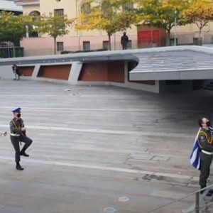 image-314499 kozan.gr: Κοζάνη: Ώρα 08:00 π.μ.: H τελετή έπαρσης της σημαίας, στην κεντρική πλατεία, για τον εορτασμό της 28ης Οκτωβρίου (Βίντεο)
