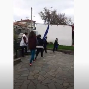image-314537 kozan.gr: Σιάτιστα: Μια οικογένεια διοργάνωσε τη δική της παρέλαση, εντός της αυλής της οικίας της, τιμώντας με το δικό της τρόπο την 28η Οκτωβρίου (Βίντεο)