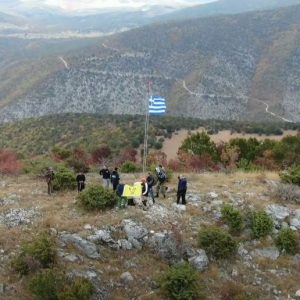 image-314575 Έπαρση σημαίας (28/10/2020), στη λαγοράχη Βερμίου, στα 1140μ, από παρέα παιδιών από τον Αγ. Χαράλαμπο Κοζάνης (Βίντεο)