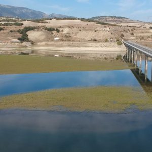 image-314948 kozan.gr: Σημερινές (1/11) πρωινές εικόνες από τη Γέφυρα του Ρυμνίου Κοζάνης, με ελάχιστο νερό από τη μία πλευρά της και με πολύ χαμηλή στάθμη από την άλλη (Βίντεο)