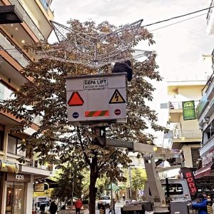 image-317972 kozan.gr: Συνεχίζονται οι εργασίες στολισμού του πεζόδρομου της Κοζάνης (Φωτογραφία)